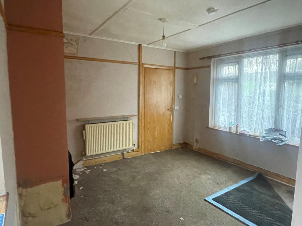 Lot: 119 - ONE-BEDROOM BUNGALOW - Living room